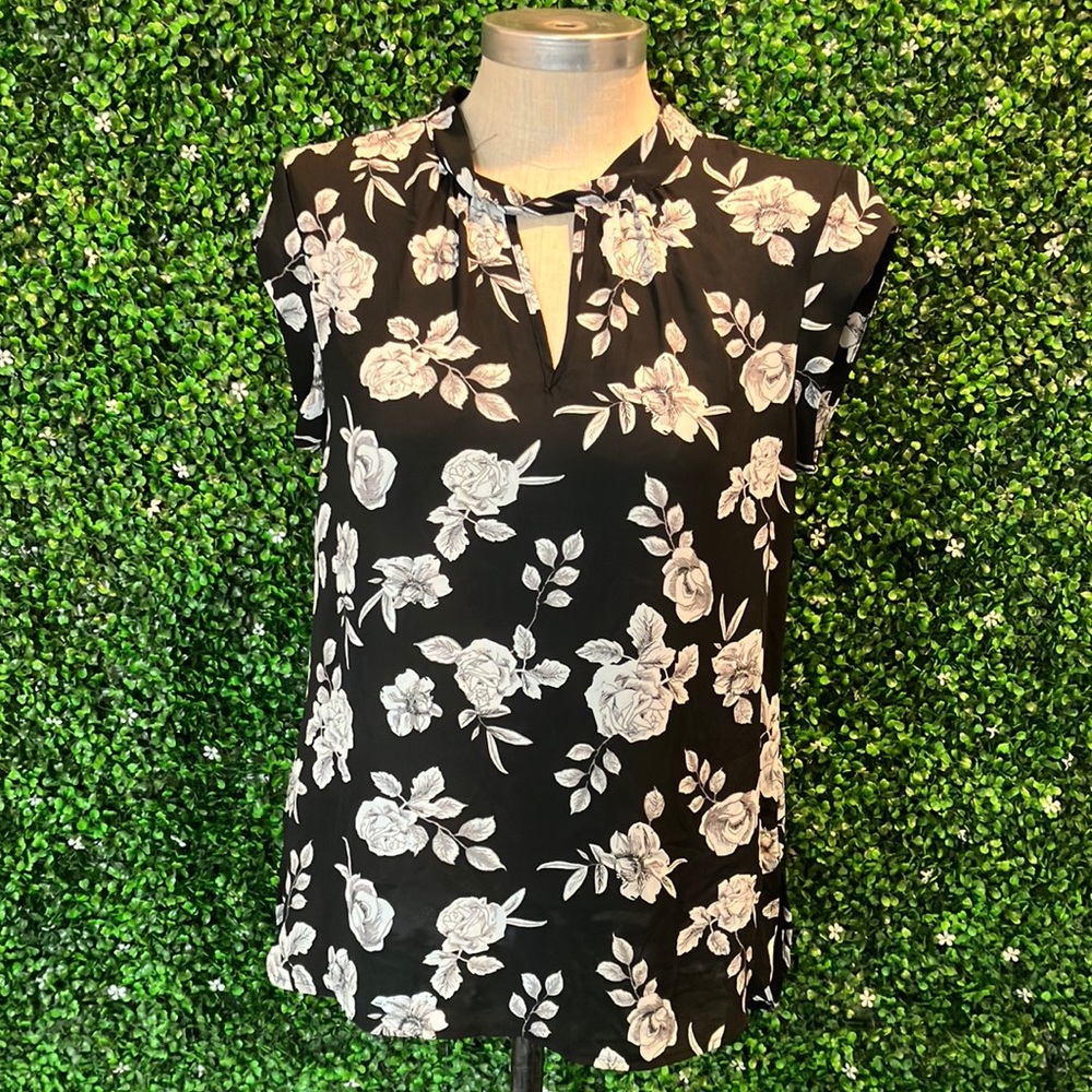 DR2 floral keyhole blouse